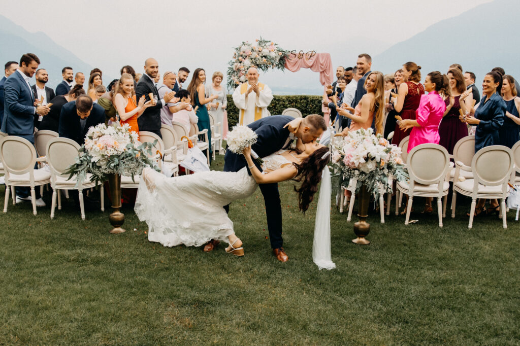 Ausgelassener Moment nach der Trauung bei einer Hochzeit in Locarno – Brautpaar feiert mit Gästen in der Villa Orselina, authentische Hochzeitsreportage im Tessin.