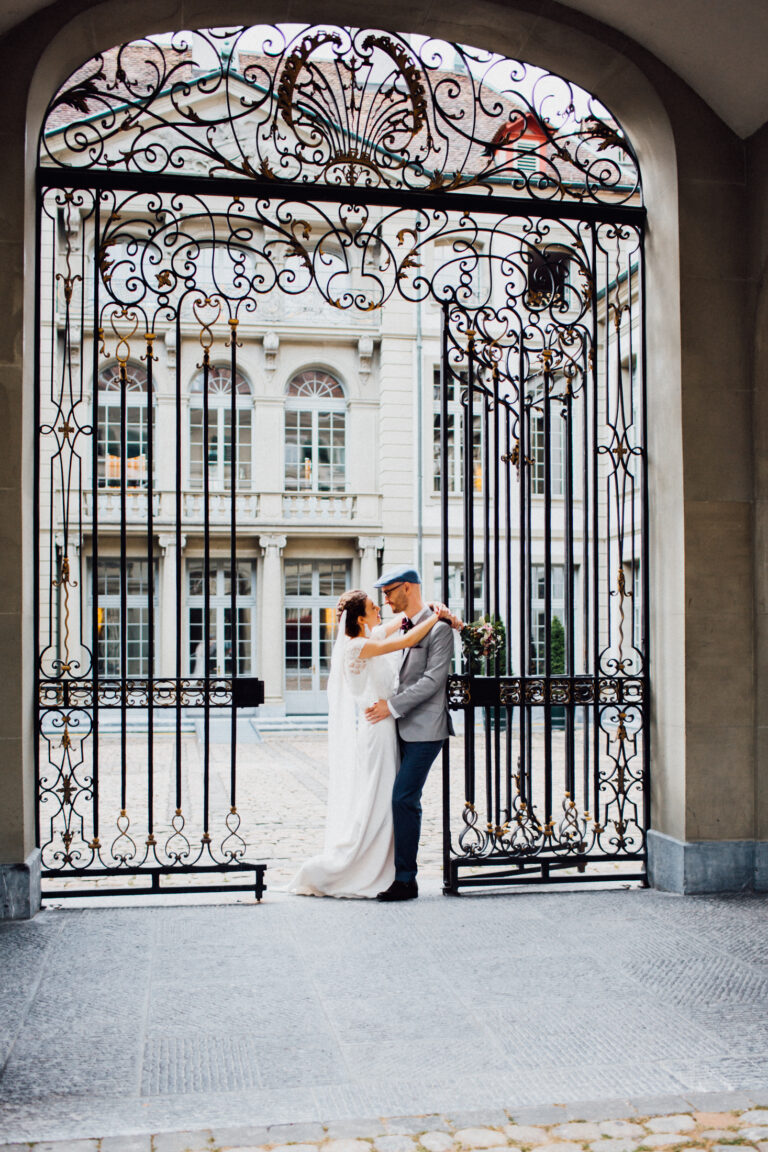 Brautpaar engumschlungen bei ihrer Hochzeit in Bern mit Hochzeitsfotograf Bern