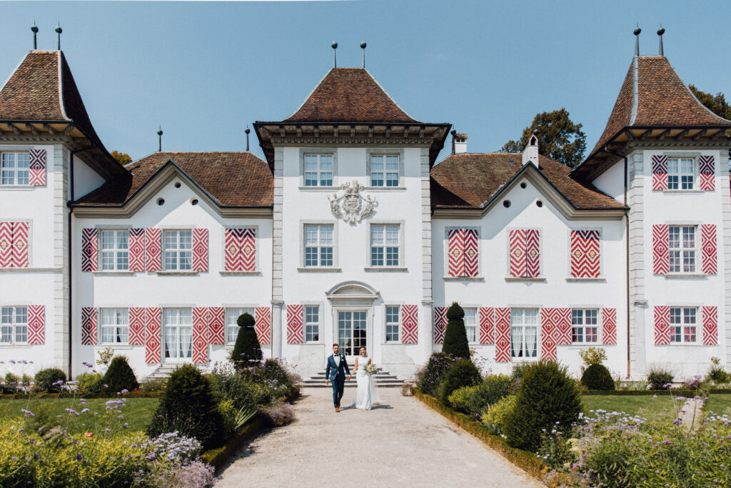 Hochzeitspaar läuft im Schlossgarten von Schloss Waldegg